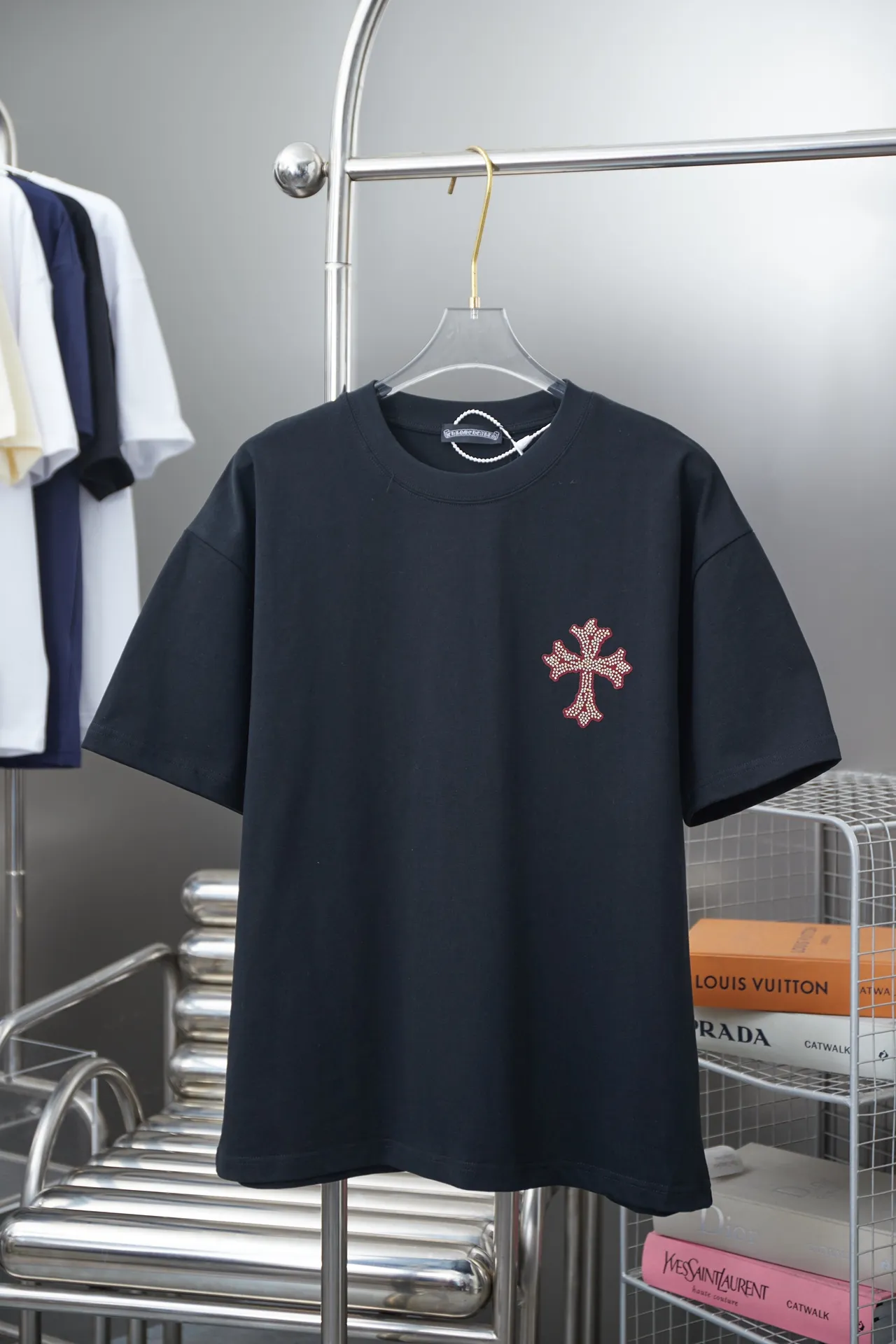 🅿️200 Chrome Hearte 25SS early spring new style Thick version of flocked rhinestone short sleeves Light luxury A must-have item for daily commuting for men and women Correct version Welcome to compare Detailed features · 280g 100% pure cotton double yarn jersey fabric · Custom dyed in the same vat with special thickening 32 pieces of double-strand 1X1 thread · Three-dimensional flocking cross pattern ➕Thick version of wow glue ➕Imported Australian matte pearl diamonds · Double-needle sewing and cross-seam technology · Original main mark, washed tag, brand moisture-proof paper packaging Color: black/white/sky blue/burgundy Size: S/M/L/XL
